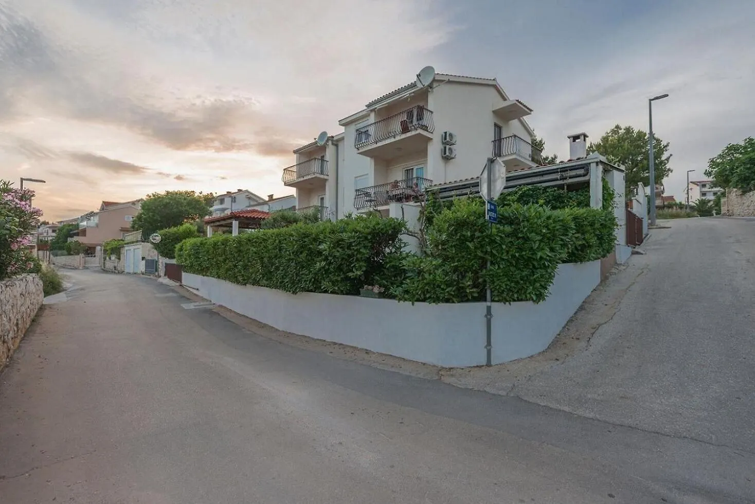 Apartments Brane - 100M From The Beach 特罗吉尔