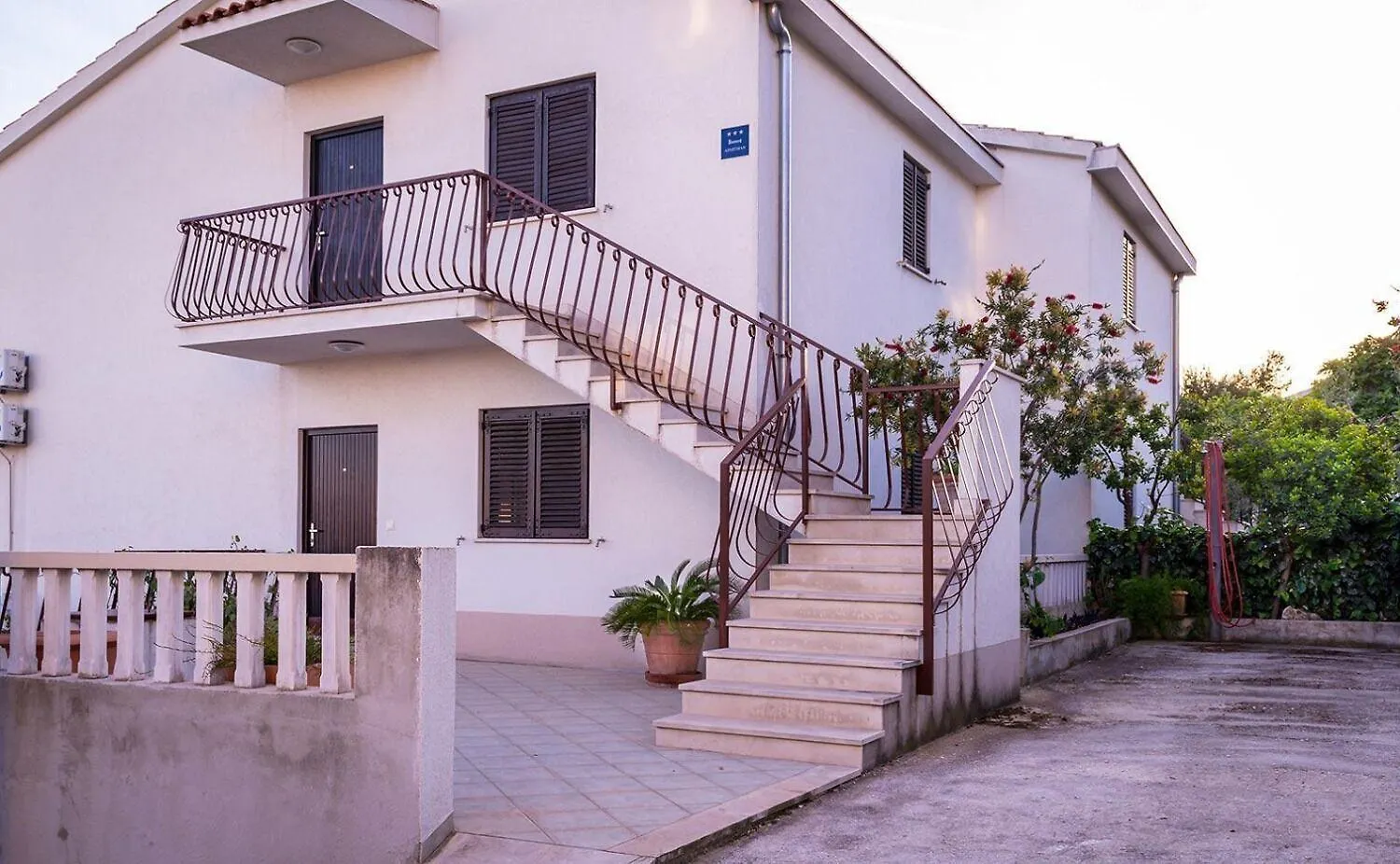 Apartments Brane - 100M From The Beach 特罗吉尔